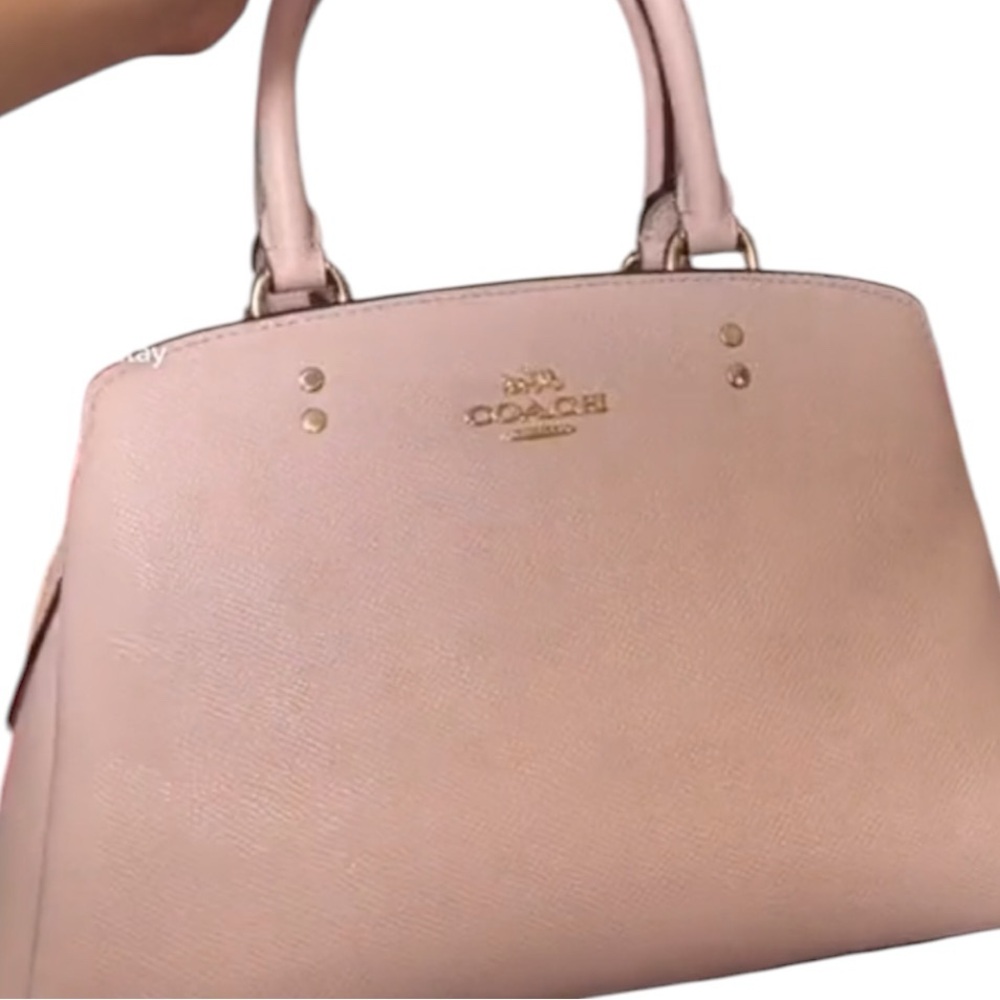 Mini Lillie Coach bag light pink 
Brand new worn once Negotiable